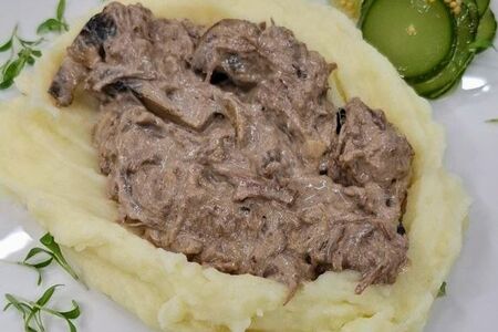 Бефстроганов с томленой говядиной и картофельным пюре