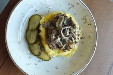 Бефстроганов с картофельным пюре