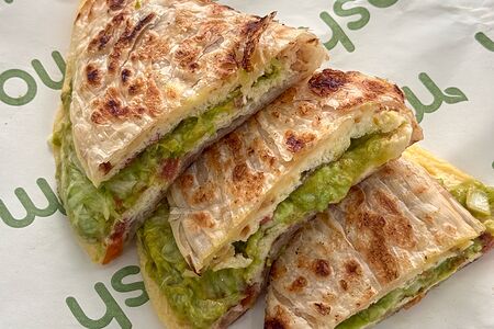 Ротти с омлетом и авокадо