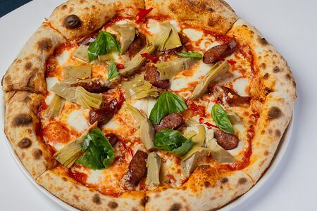 Пицца с сальсиччей и маринованными артишоками