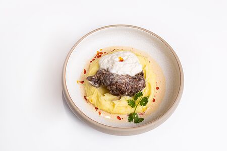 Томленые щечки, картофельный крем, сырный мусс