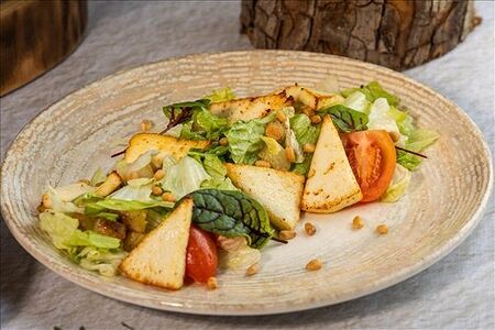 Салат с жареной грушей и адыгейским сыром