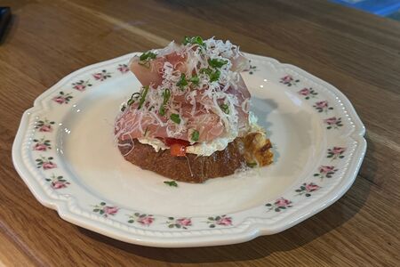 Тост с пармской ветчиной 