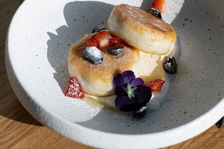 Сырники со сметаной и ягодным соусом