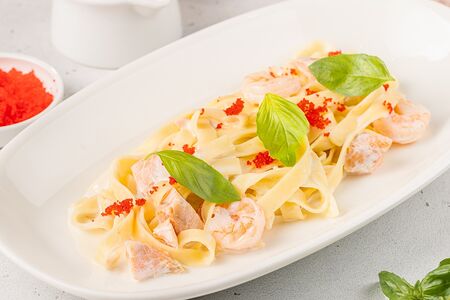 Феттучини в кремовом соусе биск с лососем и креветками