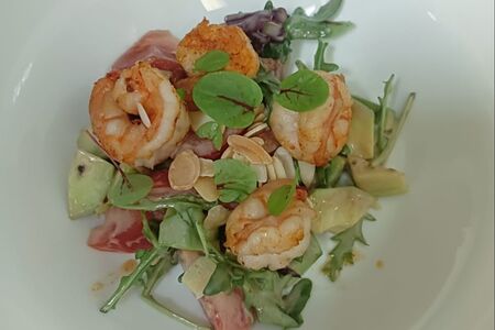 Салат с креветками, авокадо и ореховым соусом