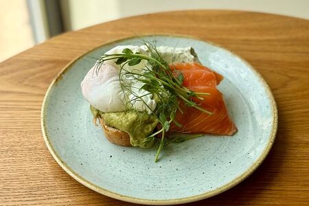 Авокадо-тост с крем-чизом и лососем 