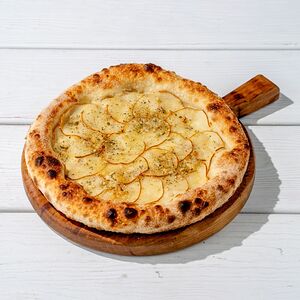 Пицца с грушей и горгонзолой