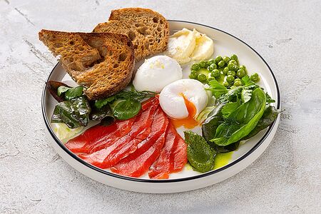 Камчатский завтрак с яйцами пашот и слабосоленым лососем