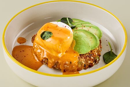 Котлета из креветок с яйцом пашот