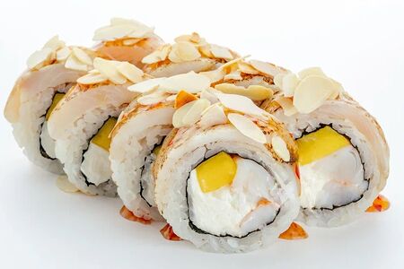 Опаленный окунь, персик и креветка