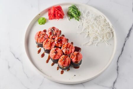 Запеченый ролл с лососем 