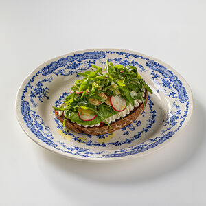 Авокадо тост с рукколой и сливочным сыром