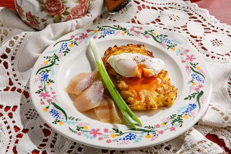 Картофельные драники с муксуном и яйцом пашот