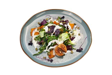 Теплый салат с тыквой и сыром страчателла