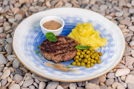 Котлета из телятины с пюре