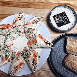 Кулак камчатского краба в сырно-сливочном соусе и багетом