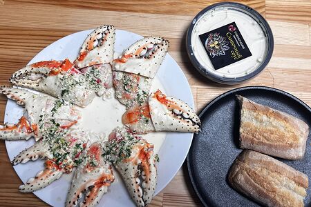 Кулак камчатского краба в сырно-сливочном соусе и багетом