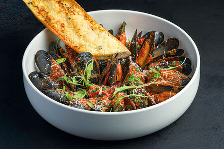 Мидии в томатном соусе