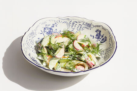 Салат из огурца и редиса со сметаной