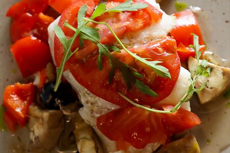 Судак, запеченный с овощами