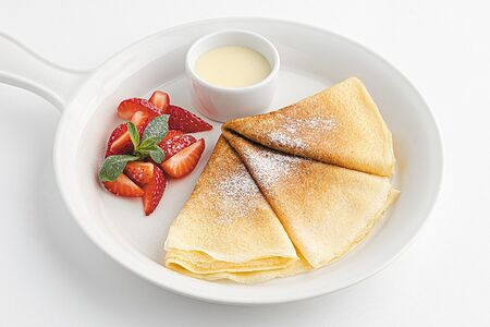 Блинчики с клубникой и сгущенным молоком