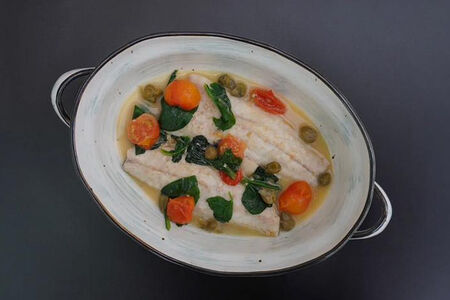 Томленый сибас со шпинатом и молодыми томатами