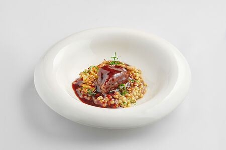 Телячьи щечки с птитимом и лесными грибами