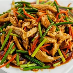 Курица со стрелками чеснока