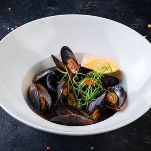 Маринованные мидии с зеленым маслом