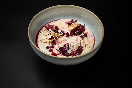Овсяная каша с вишней и миндалем