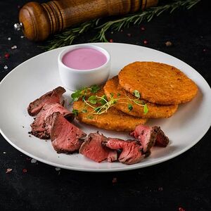 Драники с ростбифом и копченой сметаной