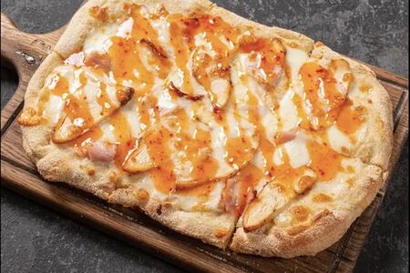 Пинца с печеным цыпленком и беконом 