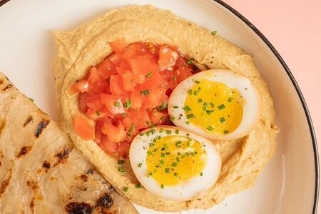 Хумус с маринованными яйцами