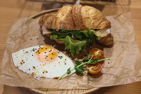 Круассан с беконом, микс-салатом и яйцом 