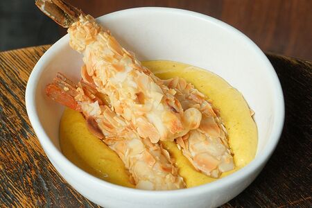 Креветки в миндале с соусом том ям