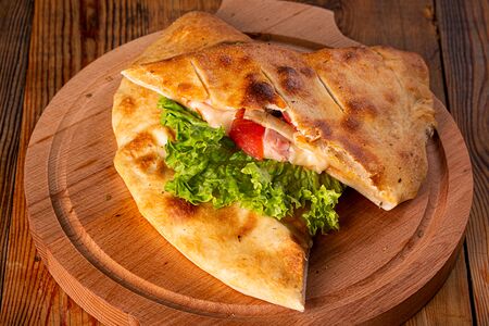 Кальцоне с ветчиной и грибами