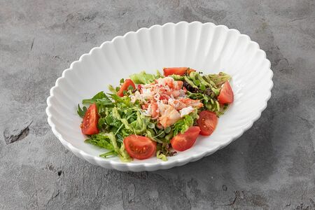 Салат с крабом и гуакамоле с томатами
