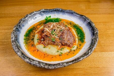 Говяжьи щеки с соусом демиглясс