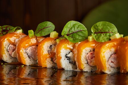 Ролл с креветками, манго и тайским соусом 