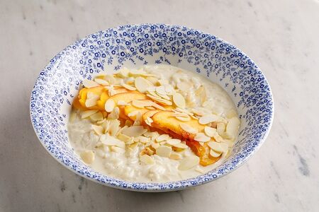 Ванильная каша с нектарином и миндалем