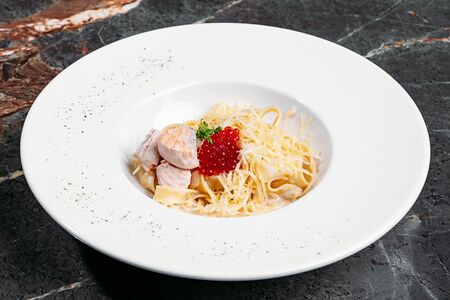 Паста с лососем и красной икрой