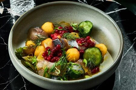 Сельдь с брусникой и картофелем