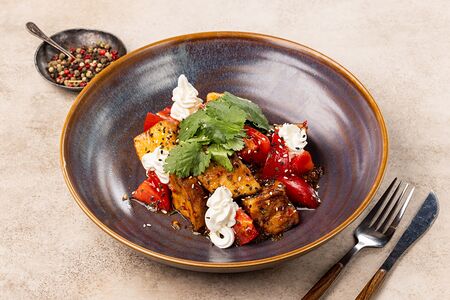 Салат с хрустящими баклажанами