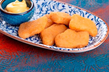 Куриные наггетсы с сырным соусом