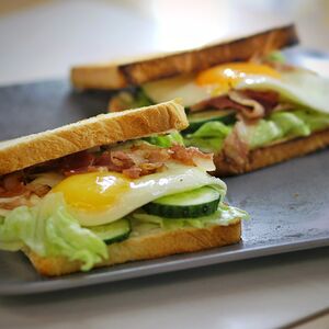 Сэндвич с беконом и яйцом 