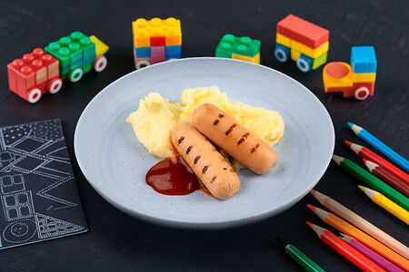 Сосиска из мяса птицы с пюре и кетчупом