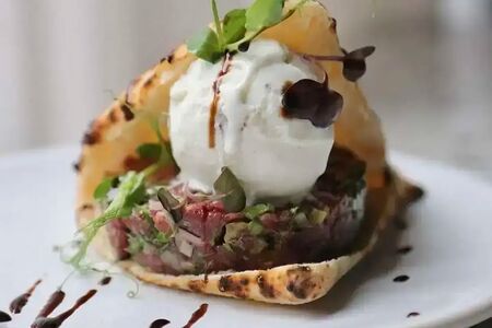 Тартар из говядины с кремом из горгонзолы