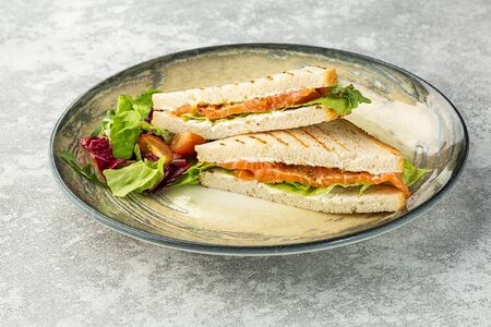 Сэндвич с форелью микс салатом