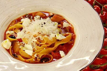 Фетучини с овощами и сыром фета